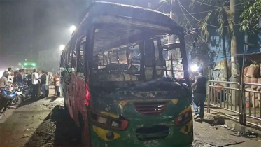 মধ্যরাতে রাজধানীতে তিন বাসে আগুন