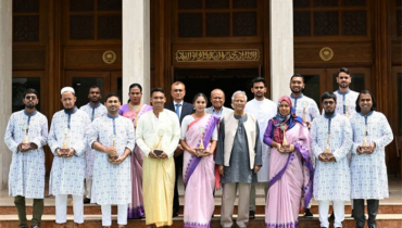 ১২ তরুণকে ‘ইয়ুথ ভলান্টিয়ার অ্যাওয়ার্ড’ দিলেন প্রধান উপদেষ্টা
