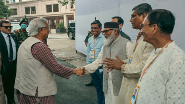 ঢাকেশ্বরী মন্দির পরিদর্শন করলেন প্রধান উপদেষ্টা