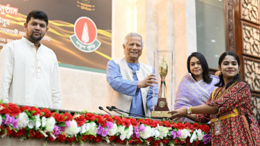 `নতুন কুঁড়ি`র বিজয়ীদের পুরস্কার তুলে দিলেন প্রধান উপদেষ্টা