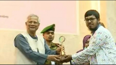 ১২ তরুণকে ‘ইয়ুথ ভলান্টিয়ার অ্যাওয়ার্ড’ দিলেন প্রধান উপদেষ্টা