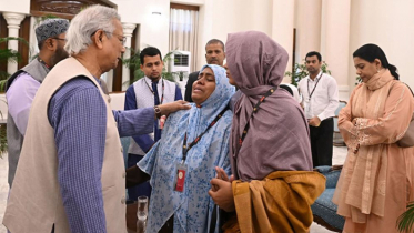 ওসমান হাদির পরিবারকে ফ্ল্যাটের দলিল হস্তান্তর করলেন প্রধান উপদেষ্টা