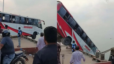 দৌলতদিয়ায় ফেরিতে উঠতে গিয়ে বাস নদীতে, বহু হতাহতের শঙ্কা