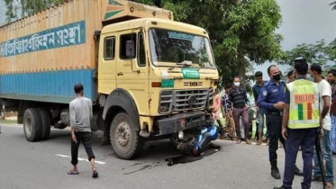 চকরিয়ায় কাভার্ডভ্যান চাপায় ঢাবি শিক্ষার্থীসহ নিহত ৩