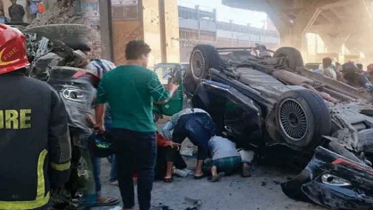 চট্টগ্রামে এক্সপ্রেসওয়ে থেকে ছিটকে পড়লো গাড়ি, নিহত ১