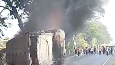 কুমিল্লায় নিয়ন্ত্রণ হারিয়ে চলন্ত বাসে আগুন, নিহত ৪