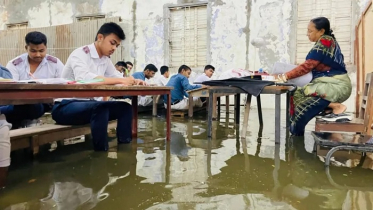 বেঞ্চে পা তুলে পরীক্ষা দিলো এসএসসি পরীক্ষার্থীরা
