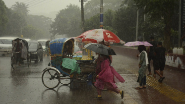 সকাল সকাল তীব্র বাতাস ও বৃষ্টিতে শীতল ঢাকা