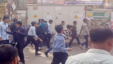 ফের সংঘর্ষে জড়ালো ঢাকা কলেজ-আইডিয়াল কলেজ শিক্ষার্থীরা ফের সংঘর্ষে জড়ালো ঢাকা কলেজ-আইডিয়াল কলেজ শিক্ষার্থীরা