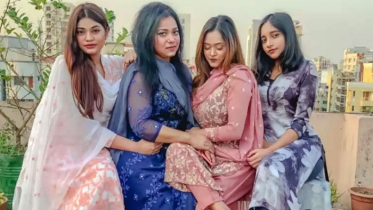 তিন মেয়েকে নিয়ে গাইলেন ডলি