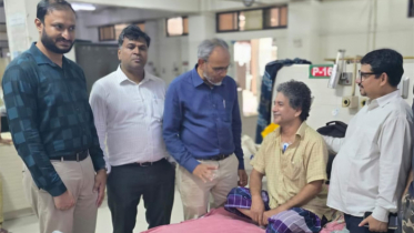সাংবাদিক টুটুলকে দেখতে হাসপাতালে বিএনপির স্বাস্থ্য সম্পাদক