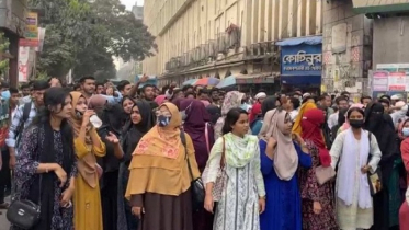 ঢাকা সেন্ট্রাল ইউনিভার্সিটির শিক্ষার্থীদের শাহবাগ অবরোধ