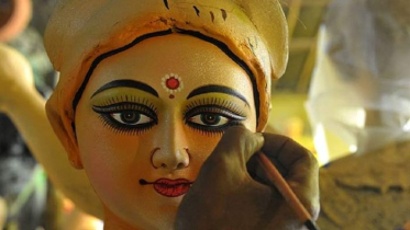 শিল্পীদের হাতের ছোঁয়ায় মাতৃরূপ ধারণ করছে দেবি (ভিডিও)