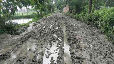 পাকা সড়কের অভাবে চরম দুর্ভোগে দুর্গাপুরবাসী