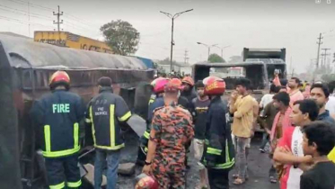 সাভারে ওয়েল ট্যাংকার উল্টে ৫ গাড়িতে আগুন, নিহত ১, দগ্ধ ৩