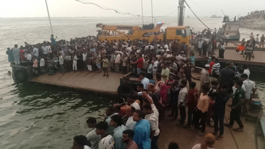 বাস উল্টে নদীতে: ঘটনাস্থলে পৌঁছেছে উদ্ধারকারী জাহাজ ‘হামজা’