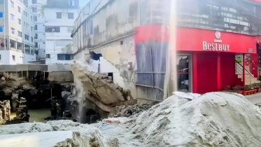 ফরিদপুরে পাইলিংয়ের সময় ধসে পড়ল পাশের ভবন ফরিদপুরে পাইলিংয়ের সময় ধসে পড়ল পাশের ভবন