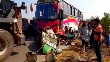 ফরিদপুরে বাসচাপায় অটোরিকশার ৩ যাত্রী নিহত,আহত ৪ ফরিদপুরে বাসচাপায় অটোরিকশার ৩ যাত্রী নিহত,আহত ৪