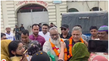 জেল গেটে আ.লীগ নেতাকে ফুলের মালা দিয়ে বরণ এমপির জেল গেটে আ.লীগ নেতাকে ফুলের মালা দিয়ে বরণ এমপির