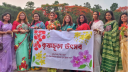 রাজধানীতে কৃষ্ণচূড়া উৎসবে মেতে উঠলেন প্রকৃতিপ্রেমীরা