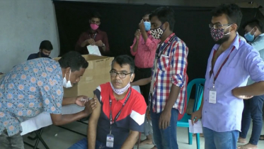 গাজীপুরে পোশাক শ্রমিকদের দ্বিতীয় ডোজ টিকাদান