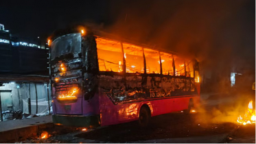 গাজীপুরে তিন বাসে আগুন দিলো দুর্বৃত্তরা