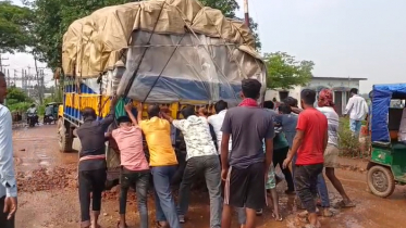 রেলক্রসিংয়ে আটকে গেল ট্রাক, ১ ঘণ্টা বন্ধ রেল চলাচল