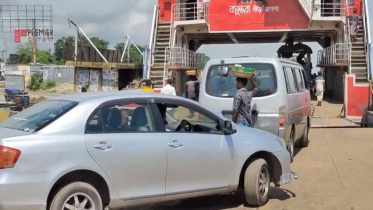 দৌলতদিয়া-পাটুরিয়া নৌরুটে পারাপার নেমে এসেছে অর্ধেকে