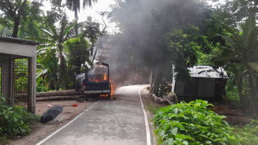 গোপালগঞ্জে পুলিশের গাড়িতে আগুন দিল নিষিদ্ধ ছাত্রলীগ