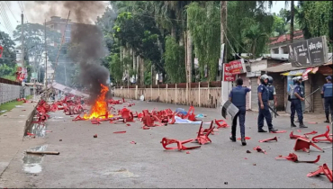 রণক্ষেত্রে পরিণত গোপালগঞ্জ, সেনাবাহিনীর ফাঁকা গুলি বর্ষণ
