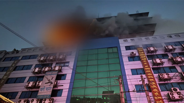গুলিস্তানে শপিং কমপ্লেক্সে ভয়াবহ আগুন