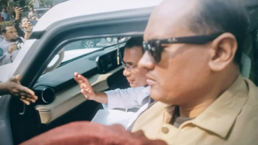 নামাজে যাওয়ার পথে এলাকাবাসীর সঙ্গে তারেক রহমানের কুশল বিনিময়