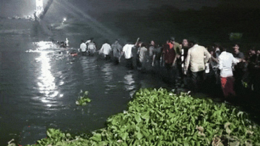 গুজরাটে ঝুলন্ত ব্রিজ ভেঙে নিহত ৯১