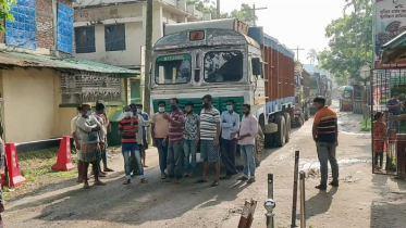 হিলি স্থলবন্দরে চালকদের অবস্থান ধর্মঘট