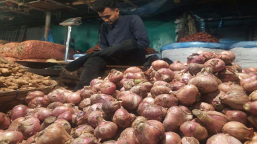 হিলিতে দাম বেড়েছে দেশীয় পেঁয়াজের