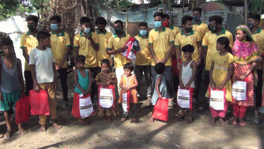 হিলিতে সুবিধাবঞ্চিত শিশুদের মাঝে ঈদের পোশাক বিতরণ