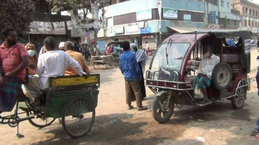 হিলিতে দ্বিতীয় দিনের মতো চলছে ঢিলেঢালা লকডাউন 