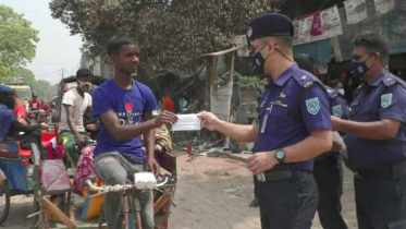 হিলিতে পুলিশের পক্ষ থেকে মাস্ক বিতরণ