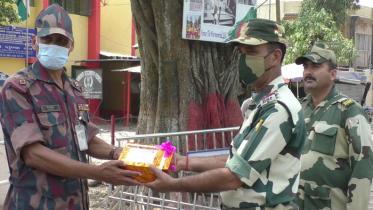 স্বাধীনতা দিবসে বিএসএফকে মিষ্টি উপহার বিজিবির