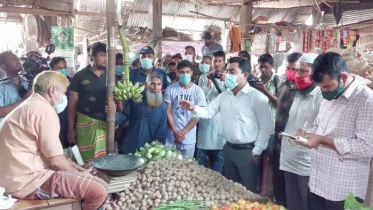 হিলিতে বাড়তি মূল্যে পণ্য বিক্রির দায়ে ২ ব্যবসায়ীকে জরিমানা