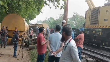 ১২ ঘণ্টায়ও উদ্ধার হয়নি তেলবাহী ওয়াগন, যোগাযোগ বন্ধ