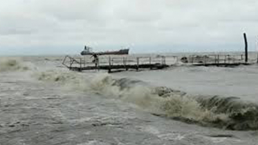 হাতিয়ার সঙ্গে সারাদেশের নৌ-যোগাযোগ বন্ধ