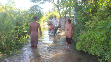 ‘বাঁধ দেন, ত্রাণ চাই না’