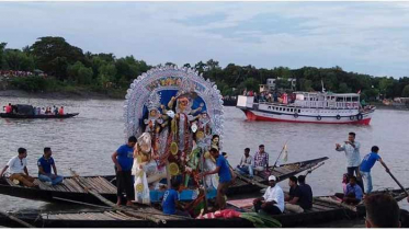ইছামতীর তীরে দুই বাংলার রংহীন বিসর্জন 