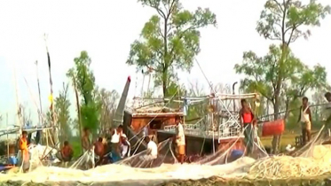 নিষেধাজ্ঞা শেষ মধ্যরাতে, জেলেপাড়ায় খুশির আমেজ