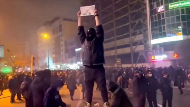 বৈঠক বাতিল, ইরানে বিক্ষোভ অব্যাহত রাখার আহ্বান ট্রাম্পের