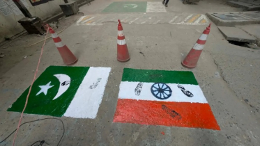 জবিতে পাকিস্তানের পতাকার পাশে আঁকা হলো ভারতের পতাকা