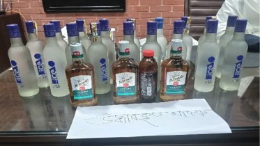 জাবির হল থেকে ২০ বোতল বিদেশি মদসহ শিক্ষার্থী আটক