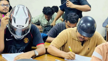 নিরাপত্তা শঙ্কায় হেলমেট পড়ে পরীক্ষায় বসলেন জবির দুই শিক্ষার্থী