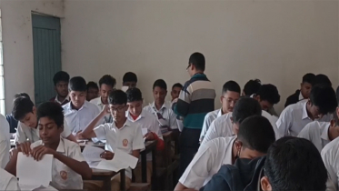জামালপুরে ছুটির দিনে পরীক্ষা নিলেন শিক্ষকরা